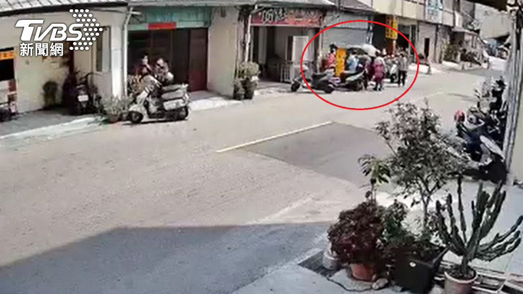 民眾圍上前關心。(圖/警方提供)