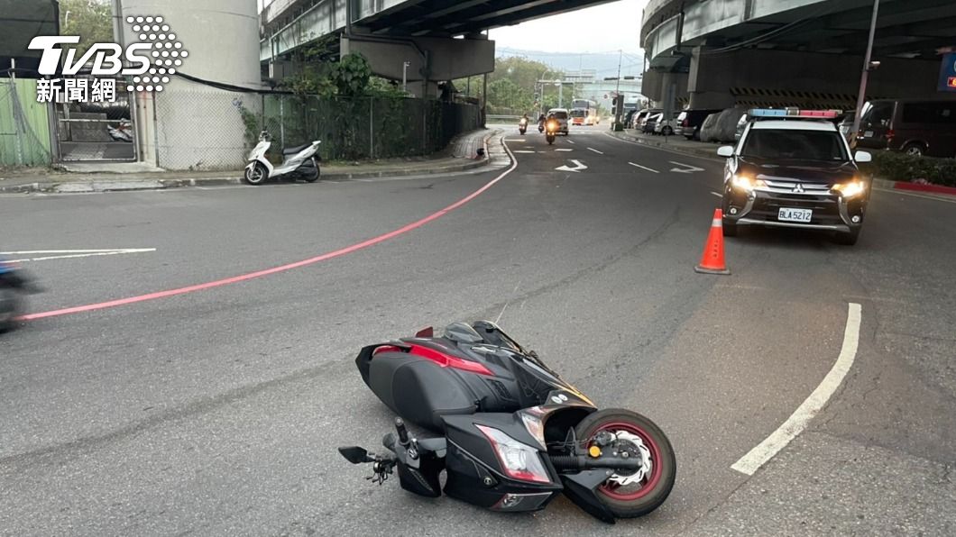 機車騎士輾到木條後自摔。(圖/TVBS)