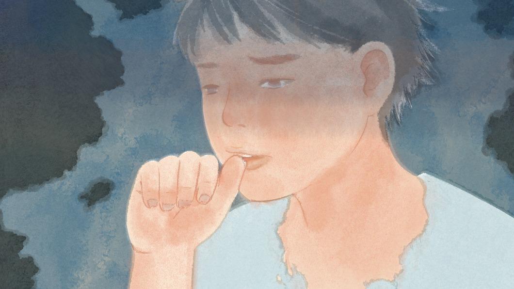 小學五年級的阿泰感受到長照壓力,只任由自己焦慮到咬破領口、不知求助。(圖/願景工程基金會提供)