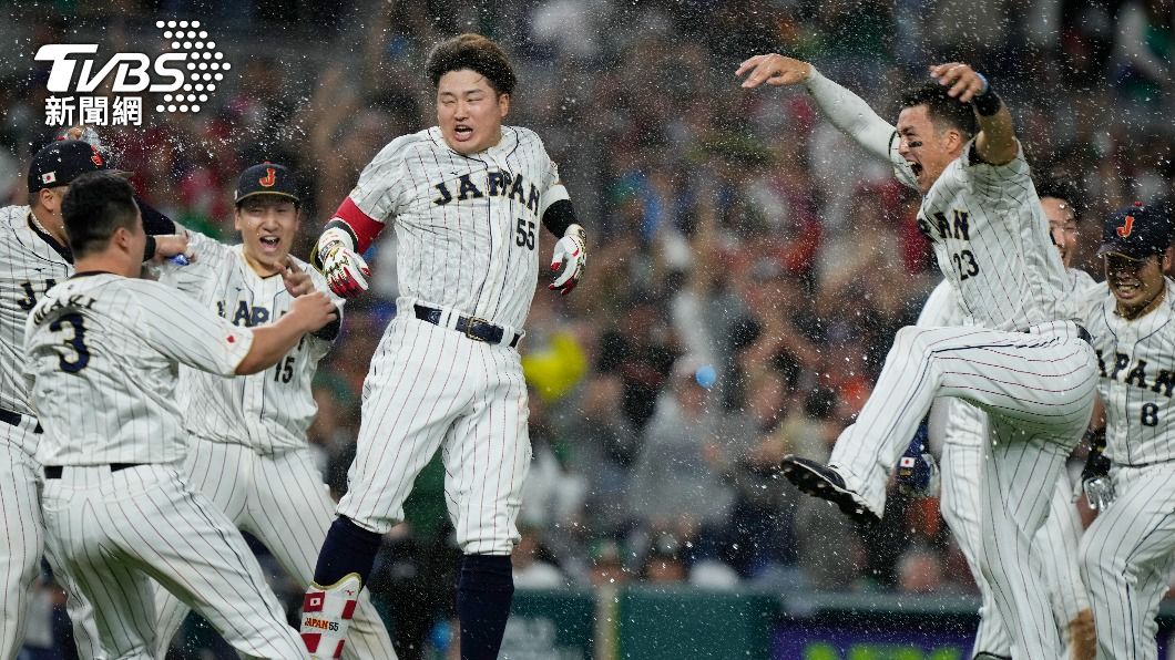 「村神」村上宗隆（背號55號）在日本隊9局下半、一二壘有人時登場，成功扛住壓力，以1支2分打點的再見安打逆轉戰局，氣走墨西哥。（圖／達志影像美聯社）