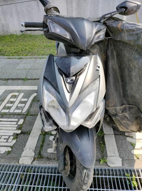 陳俞安的機車車頭沒有撞擊痕跡。(圖/家屬提供)