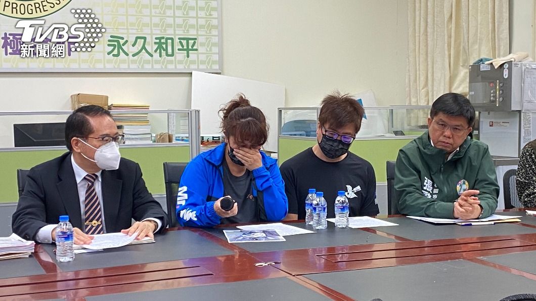 陳俞安的雙親至今無法接受兒子驟逝,當場淚崩。(圖/周嘉茹攝)