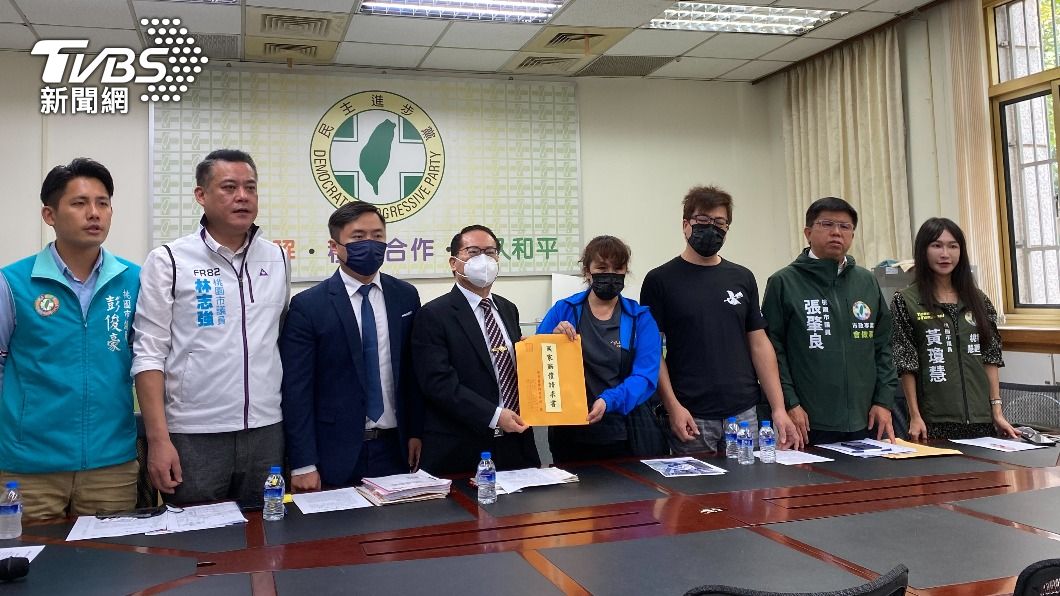 陳俞安雙親與委任律師、民進黨桃園市議員開記者會提國賠。(圖/周嘉茹攝)
