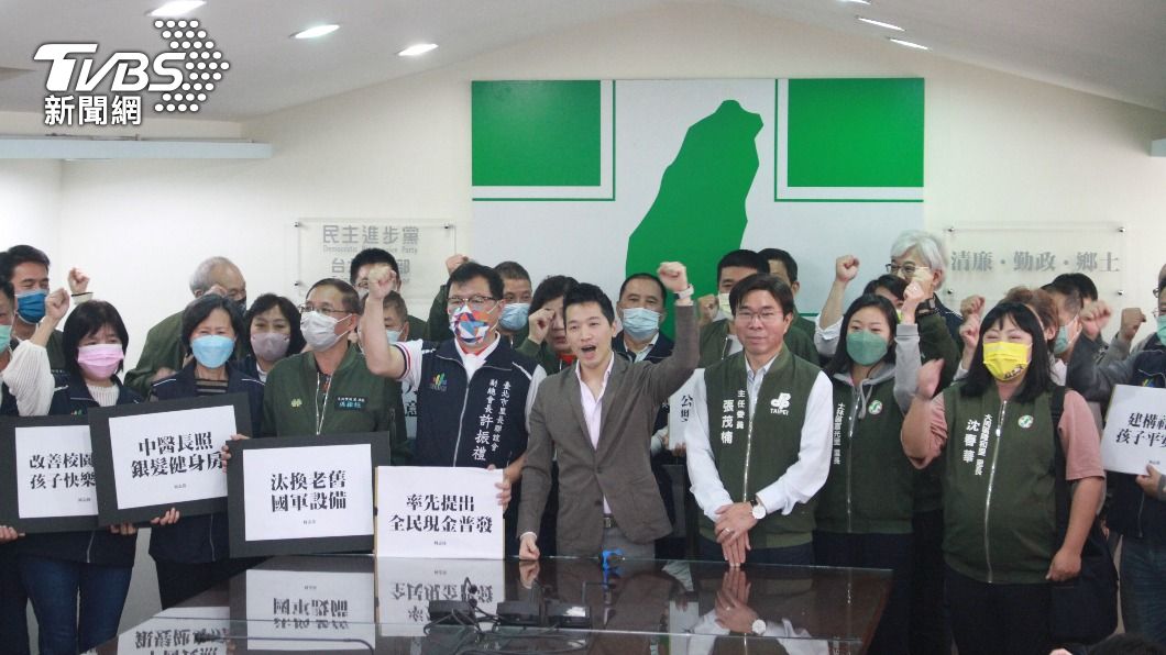 現任立委何志偉找來超過30名里長站台,力拚連任。(圖/方炳超攝)