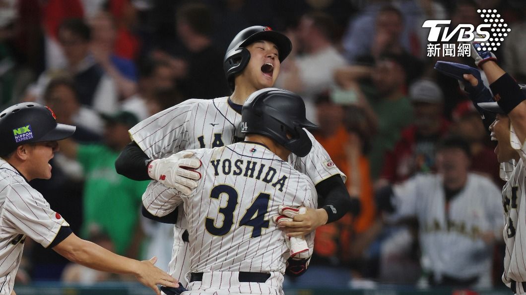 大谷翔平與吉田正尚擁抱慶祝得分。（圖／達志影像美聯社）
