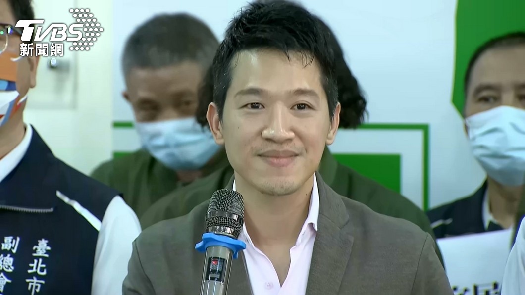 立委何志偉前往登記立委初選。(圖/TVBS資料畫面)