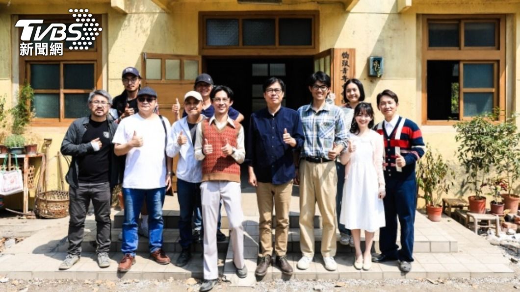 陳其邁至旗山探班「鹽水大飯店」。（圖／中央社）