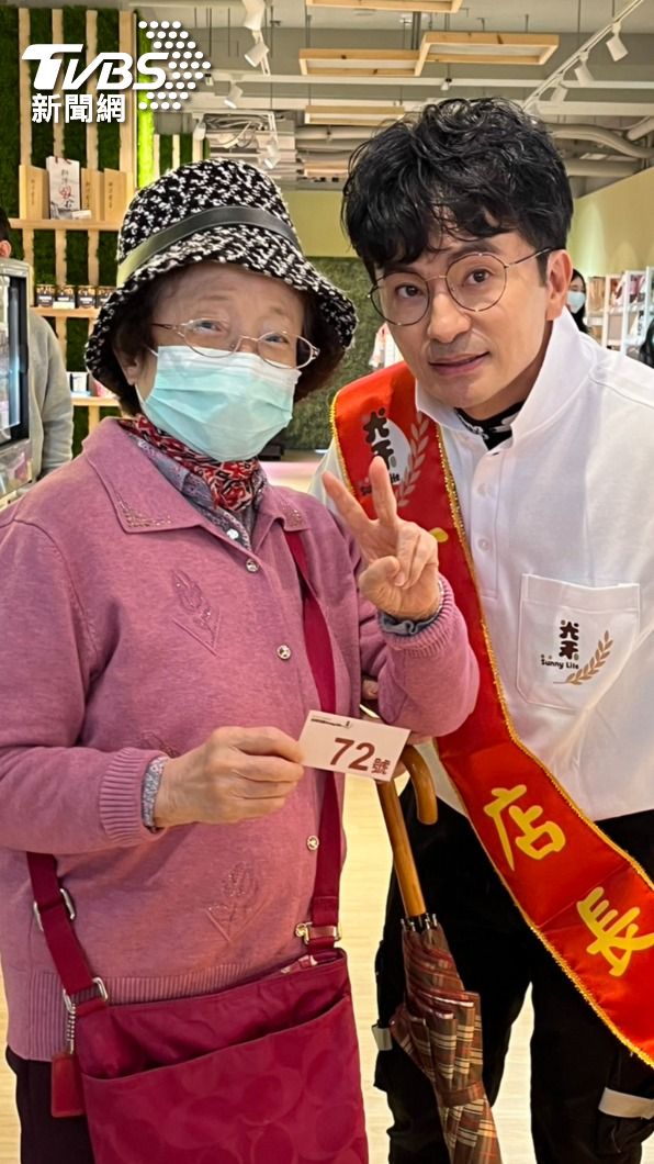 唐從聖孝順地帶著媽媽到場挑選商品。（圖／謝佩樺攝）
