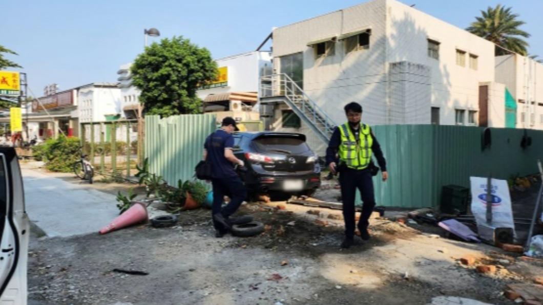 高雄車禍案外案 男子遭友人砍傷駕車失控自撞