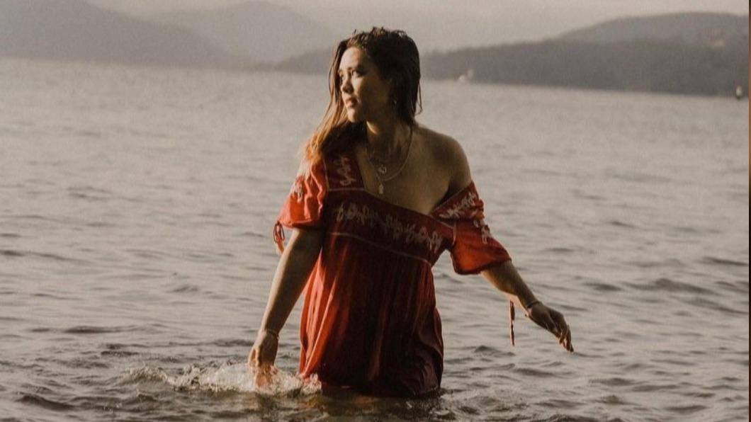 鍾麗緹混血女兒多組辣照外流 海邊洋裝滑落大片肉色走光