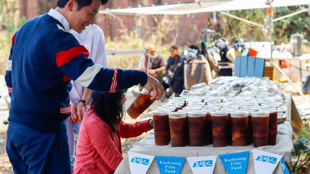 蔡昌憲開心享用旗山香蕉冰紅茶。（圖／高雄市電影館提供）