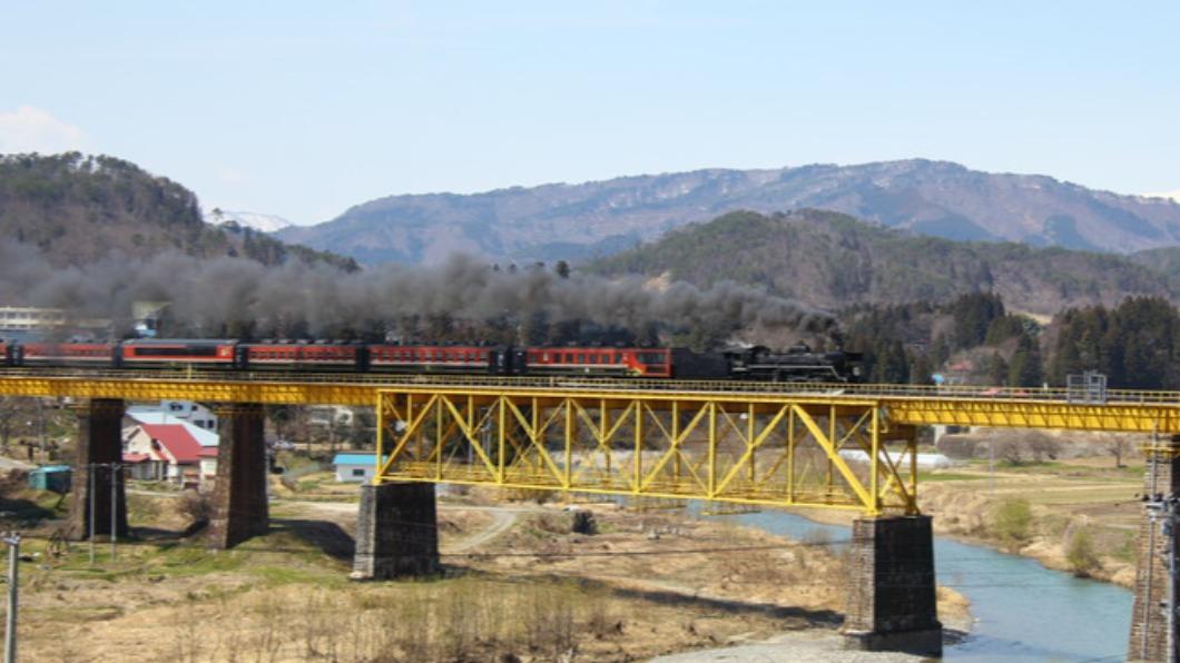 JR磐越西線的鐵橋，沒有電線和電線桿。(圖/ 元本旅遊.蘇昭旭 提供)