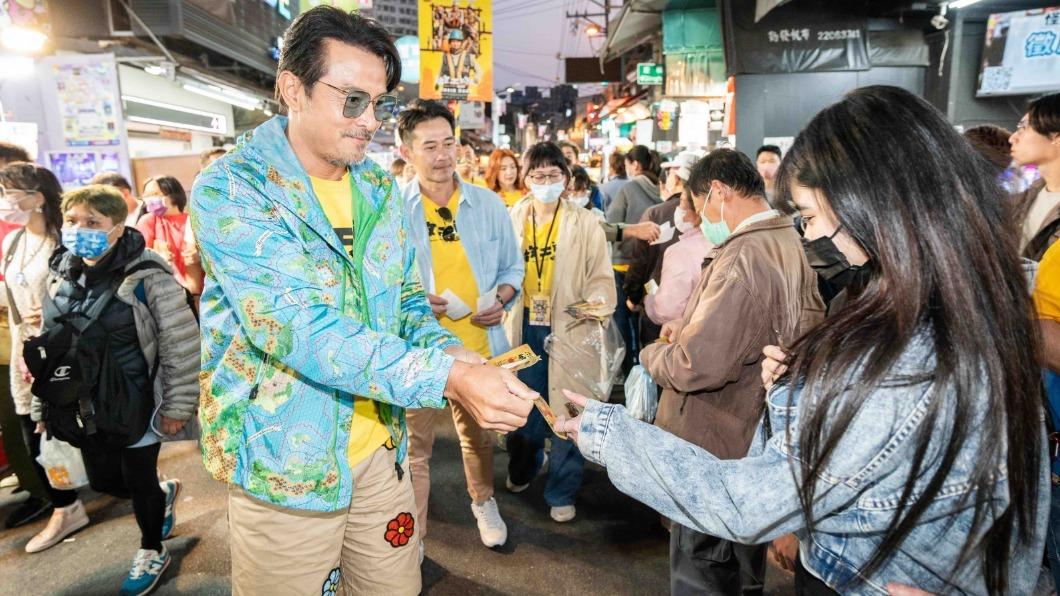 「野生」金鐘影帝現蹤逢甲夜市! 民眾擠爆搶拍:超親民