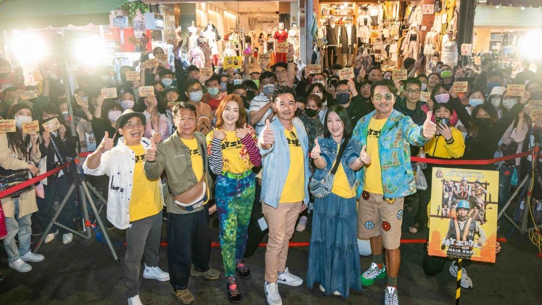 《做工的人 電影版》演員群到逢甲夜市掃街宣傳,吸引許多民眾搶拍。(圖/大慕影藝、華映娛樂提供)