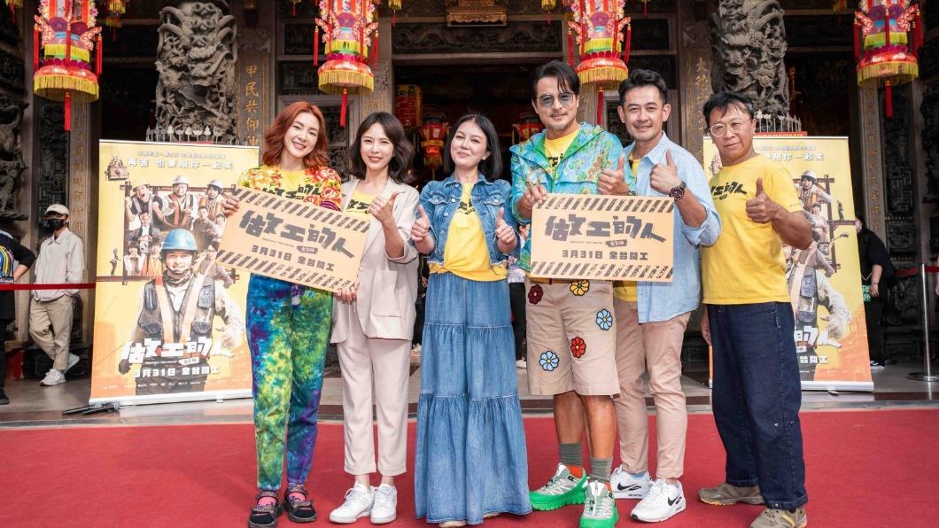 左起曾珮瑜、天心、苗可麗、李銘順、柯叔元、游安順到大甲鎮瀾宮祈求票房大賣。(圖/大慕影藝、華映娛樂提供)