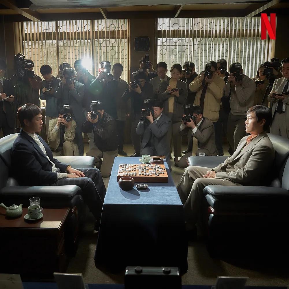 《終極對弈》由劉亞仁(左)、李炳憲主演。(圖/翻攝自Namuwiki)