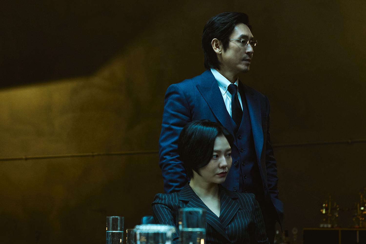 薛景求(後)跟李絮(前)在劇中飾演關係異常親密的兄妹。(圖/Netflix提供)