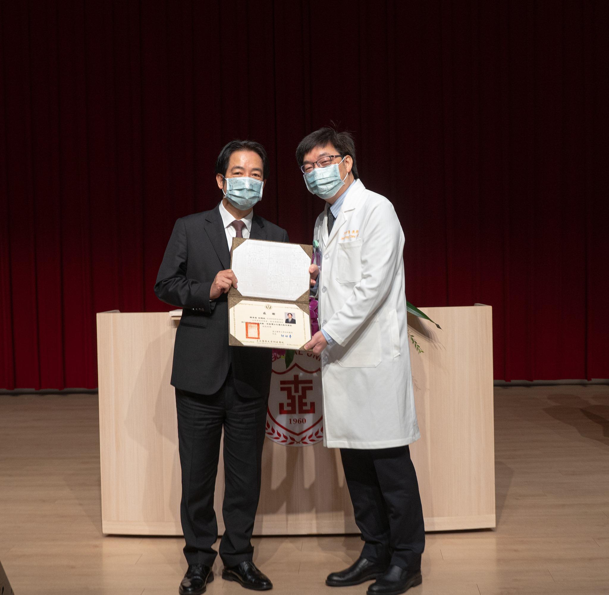 副總統賴清德(左)與邱仲峯(右)曾在北醫演講時一同合影。(圖/翻攝自臉書臺北醫學大學附設醫院)