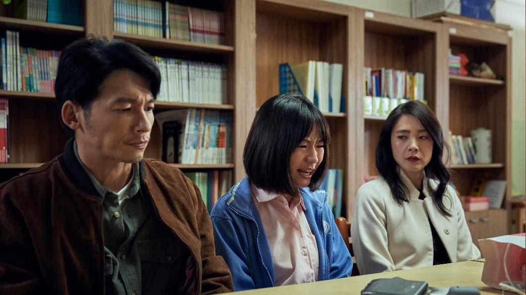 新人演員程希緹（中）首次演電影就跟溫昇豪、曾珮瑜2位大前輩合作。（圖／瀚草影視提供）