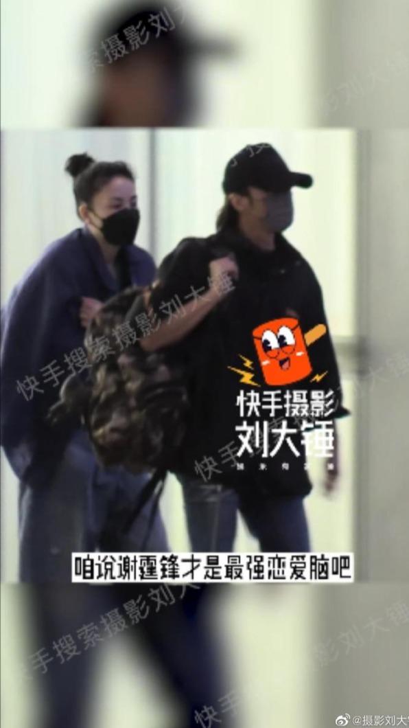 大陸狗仔拍到謝霆鋒撫摸王菲的背,互動相當親密。(圖/翻攝自攝影劉大錘微博)