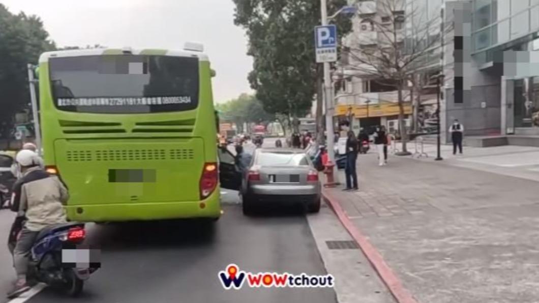 女車主在紅線、消防栓旁違停並開車門,結果幫場遭公車撞上。(圖/翻攝自「Wowtchout - 地圖型行車紀錄器分享平台」臉書)