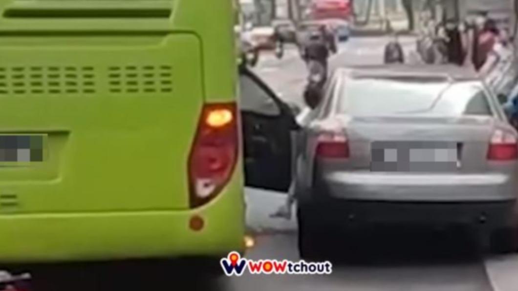 轎車違停下秒「車門被對折」　網全嗨翻：療癒