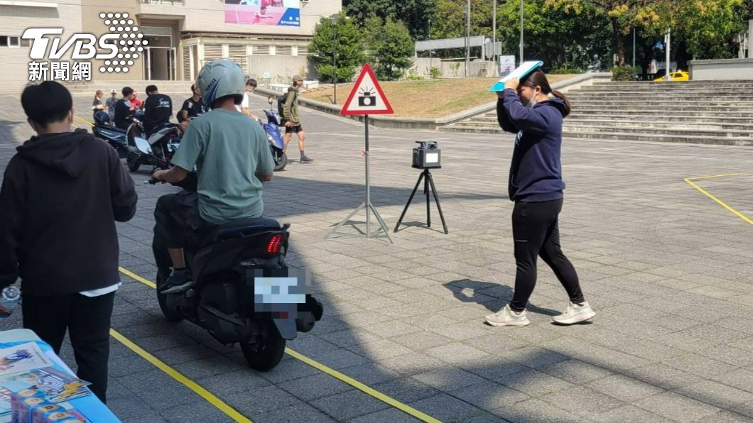 騎快車禍頻傳!大學辦「龜速大賽」 時速超過20就被拍照