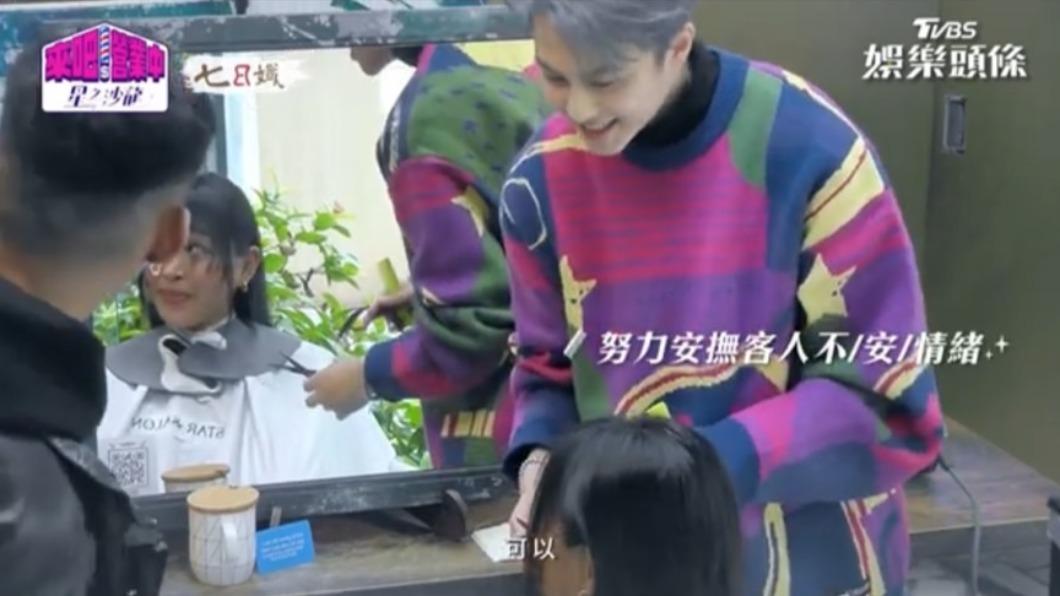 王子努力地安撫客人。(圖/翻攝自《來吧!營業中2》)