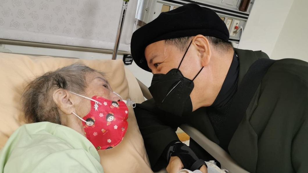 陳凱倫忙照顧母親。(圖/翻攝自陳凱倫臉書)