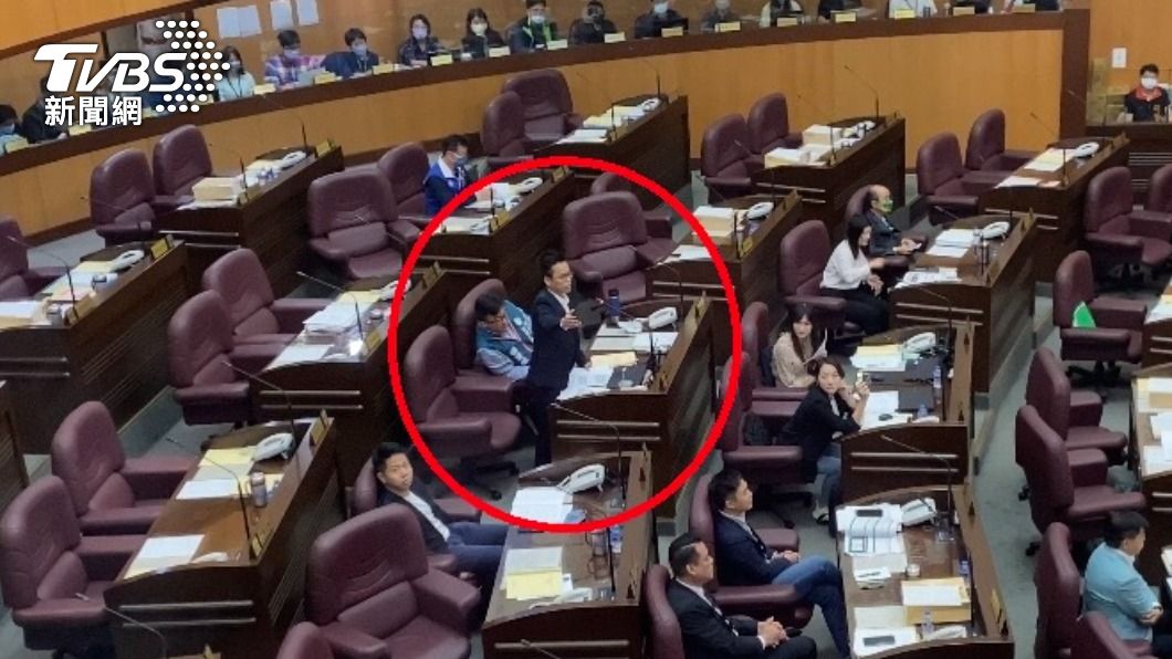 民進黨桃園市議員余信憲批張市府尸位素餐。(圖/周嘉茹攝)