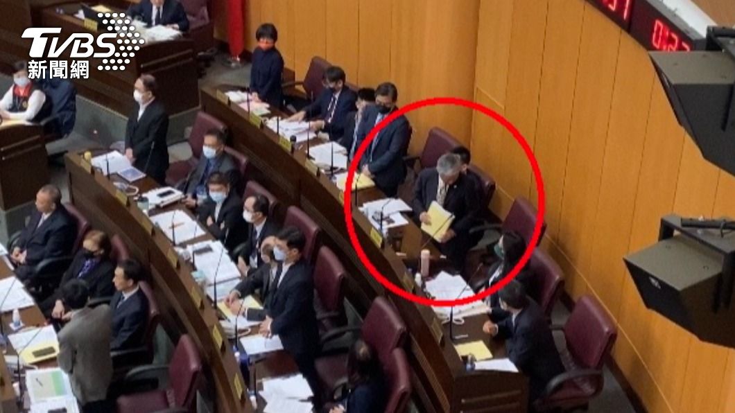 法務局長拍桌罵完後離席。（圖／周嘉茹攝）