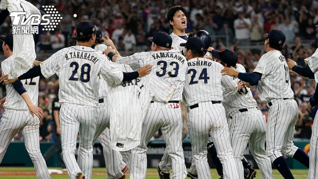 隊友紛紛衝上前與大谷翔平慶祝。(圖/達志影像美聯社)