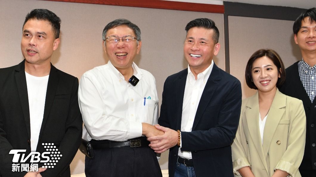 柯文哲今率領四位民眾黨北市議員赴北市議會拜會議長戴錫欽。(圖/胡瑞麒攝)