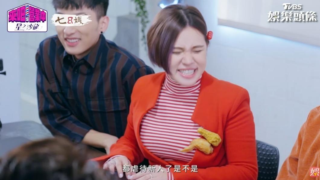 Hold住姐趕緊幫FEniX說話。（圖／翻攝自《來吧！營業中2》）
