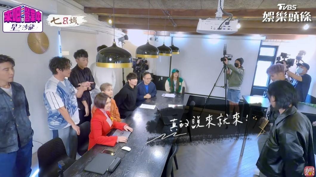 FEniX現場帶來一段演出。（圖／翻攝自《來吧！營業中2》）
