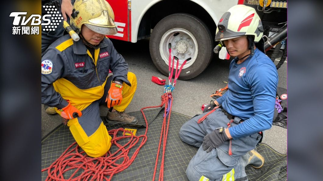 警消人員利用車輪當作支撐點,將老翁吊掛上路面。(圖/TVBS)