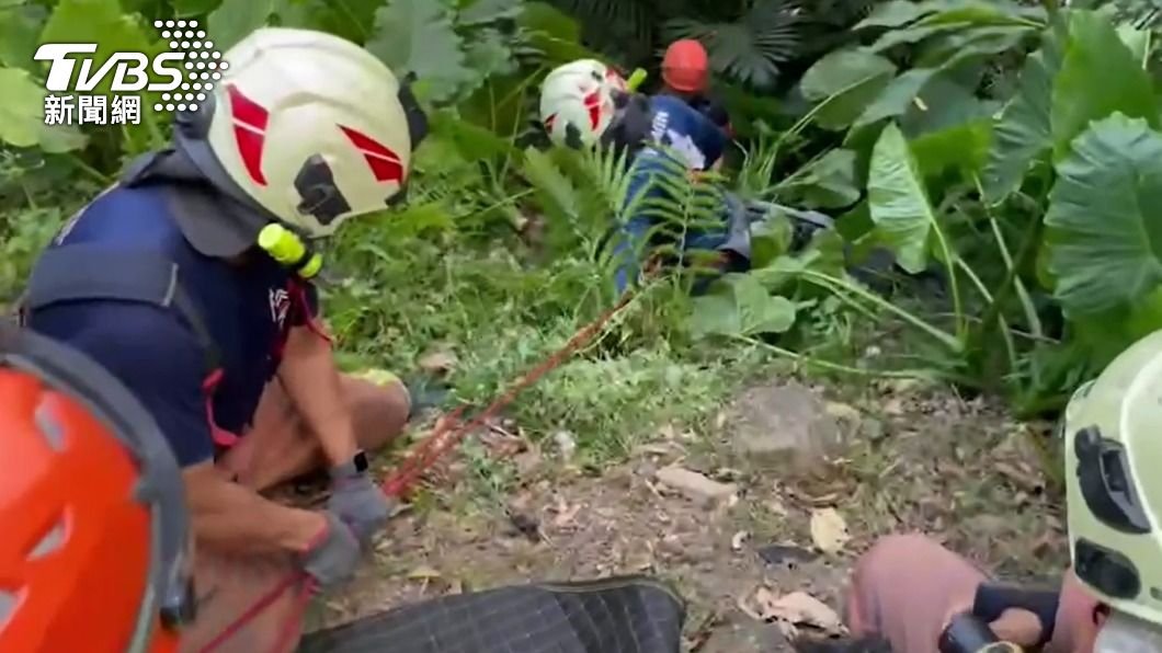 警消人員下山谷搶救受困老翁。(圖/TVBS)