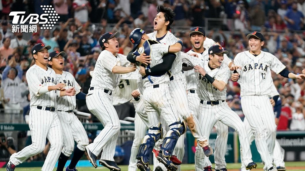 奪冠後,大谷翔平與隊友們熱烈擁抱慶祝。(圖/達志影像美聯社)