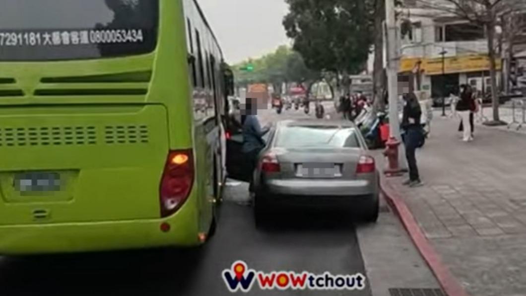 女駕駛違規臨停紅線。(圖/YouTube WoWtchout - 地圖型行車影像分享平台)