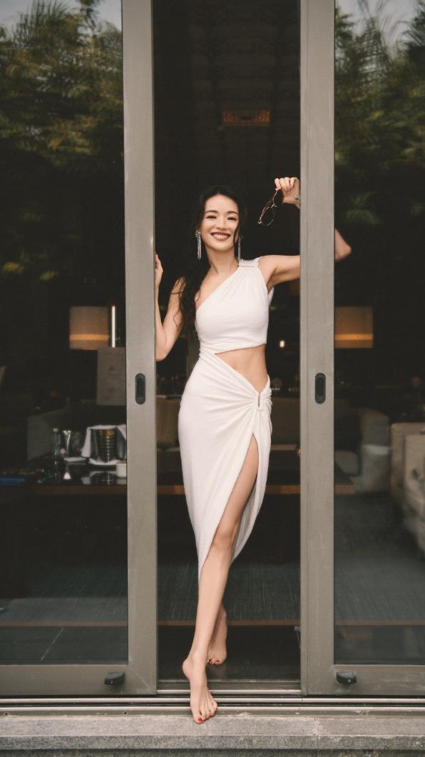 舒淇穿上中空高衩禮服,展現曼妙身材。(圖/翻攝自Coverself微博)
