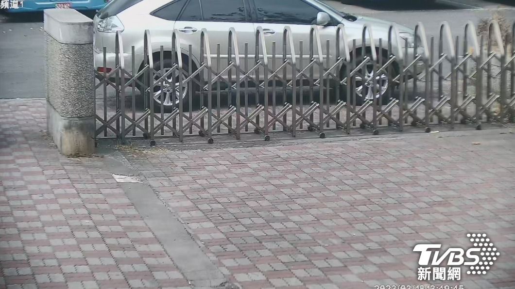陳翁擋住出入口。(圖/TVBS、民眾提供)