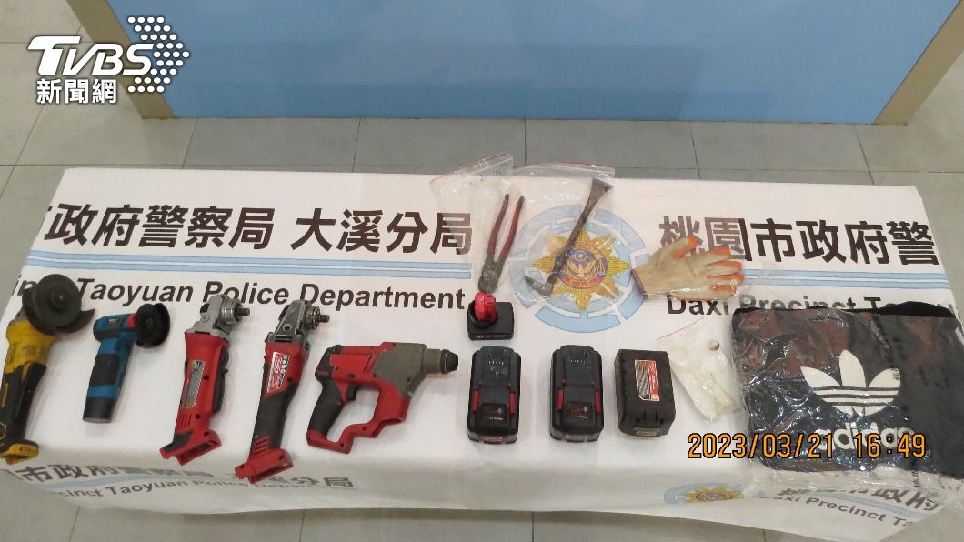 警方起出做案工具一批等證物。(圖/TVBS)