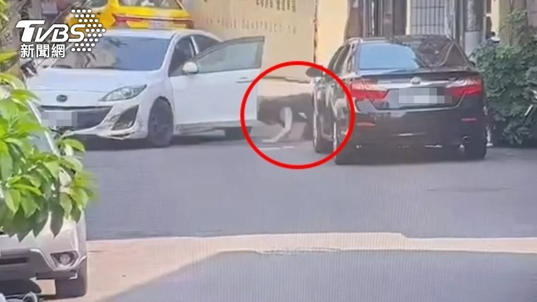 通緝犯從車上摔了出來。(圖/TVBS)