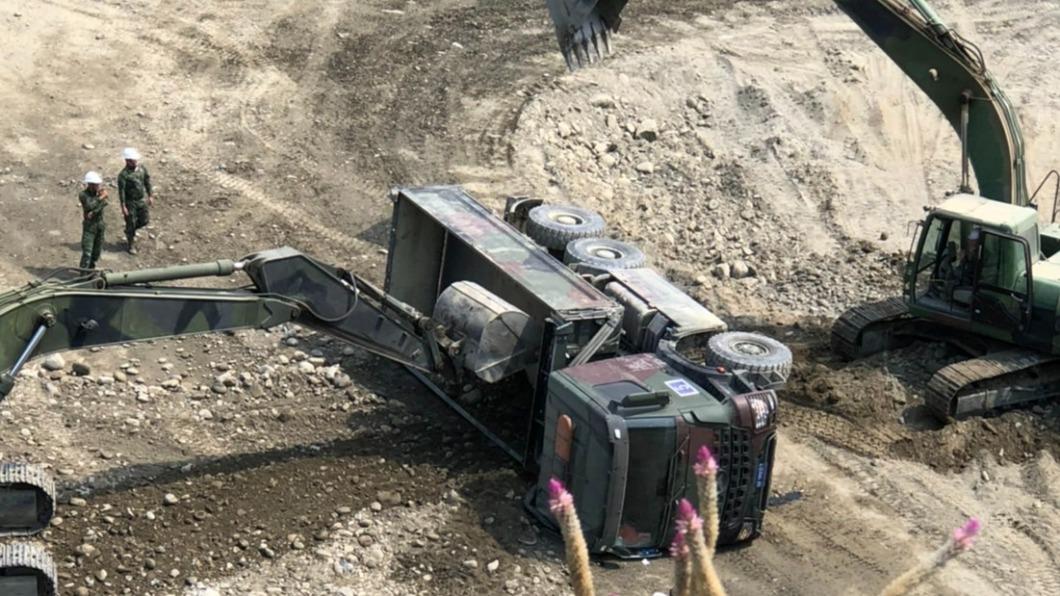 曾文水庫清淤出意外!陸軍軍卡翻車 2官兵脫臼挫傷