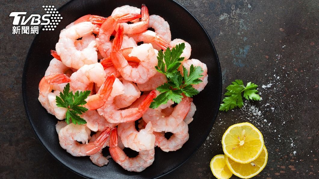 不吃晚餐容易傷害腸胃，可吃少油脂的蝦作為晚餐。（示意圖／shutterstock達志影像）