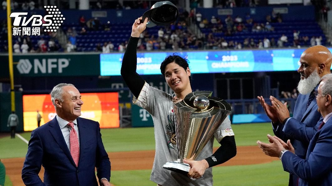 大谷翔平奪冠後還獲選為大會MVP,脫帽致意。(圖/達志影像美聯社)