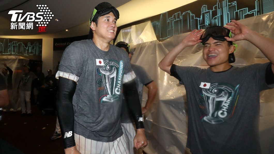 大谷翔平因為被隊友淋得渾身濕,牙根都在打顫。(圖/達志影像美聯社)