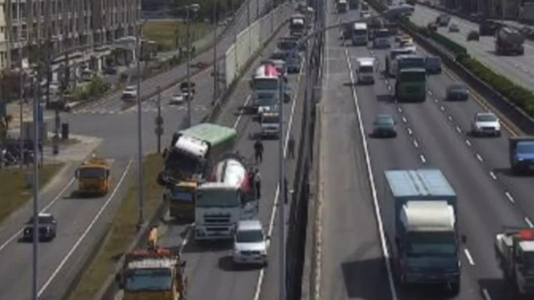 快訊/國一匝道追撞!大貨車頭跨過護欄 右前輪掛半空