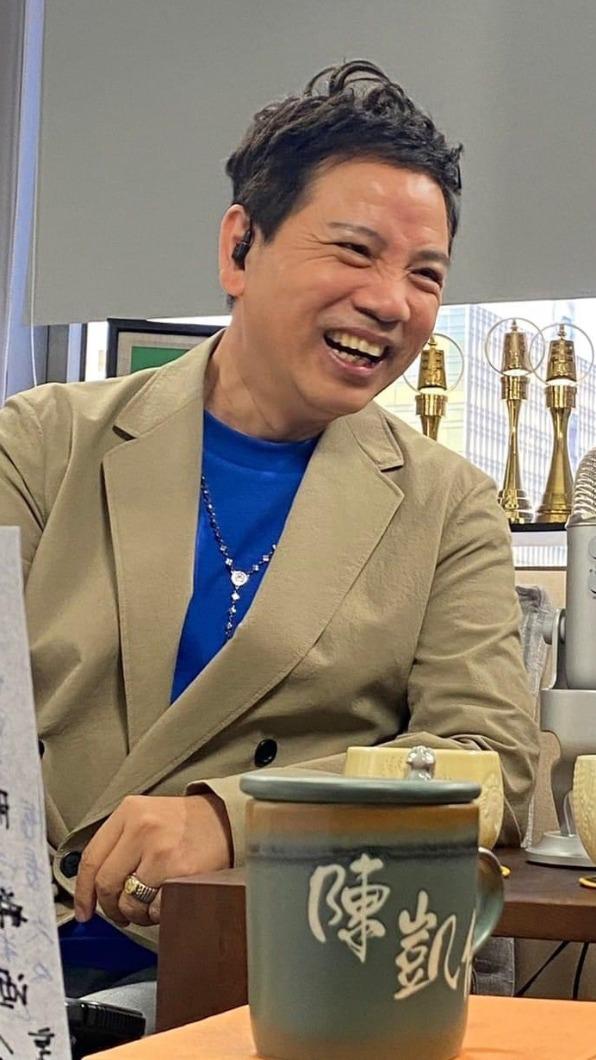 陳凱倫右頸部開了12公分的刀口切除腫瘤。(圖/翻攝自陳凱倫臉書)