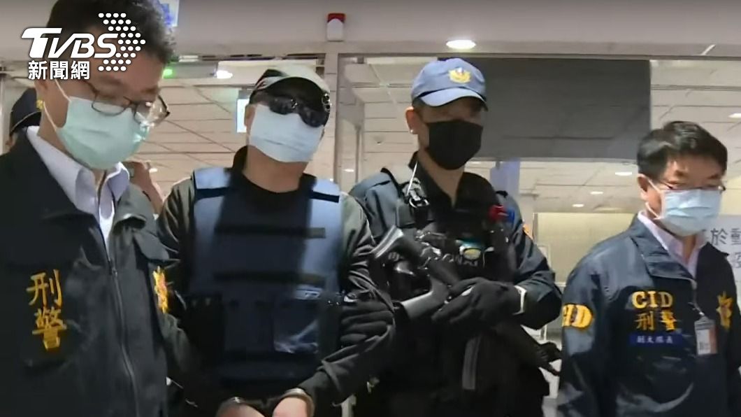 逃亡22年 「菲國軍火大亨」陳建寧雙手上銬、警網戒護抵台